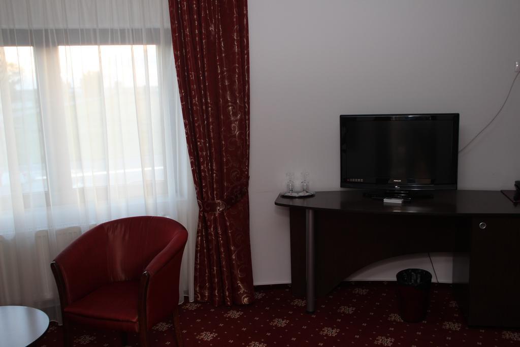 Hotel Royal 2 Urziceni Exterior foto